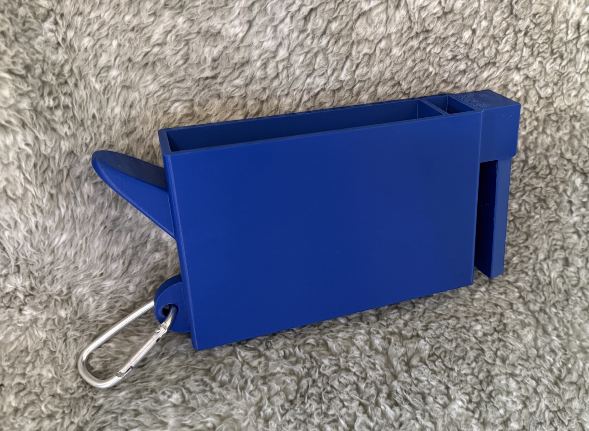 SNAC-KLIP product detail showing dual compartments and carabiner